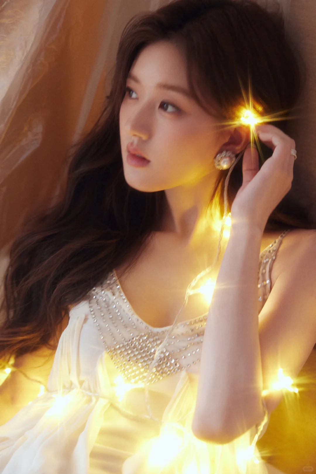 赵露思 碎钻吊带裙身材藏不住