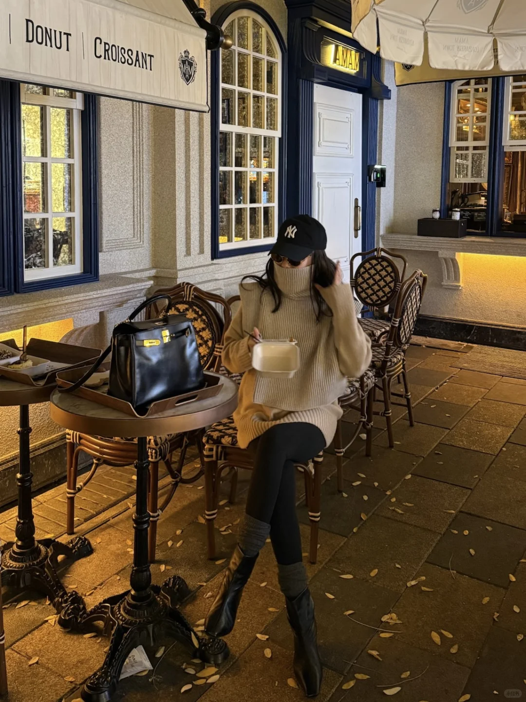 暖光，落叶，甜品🍮和鲜花