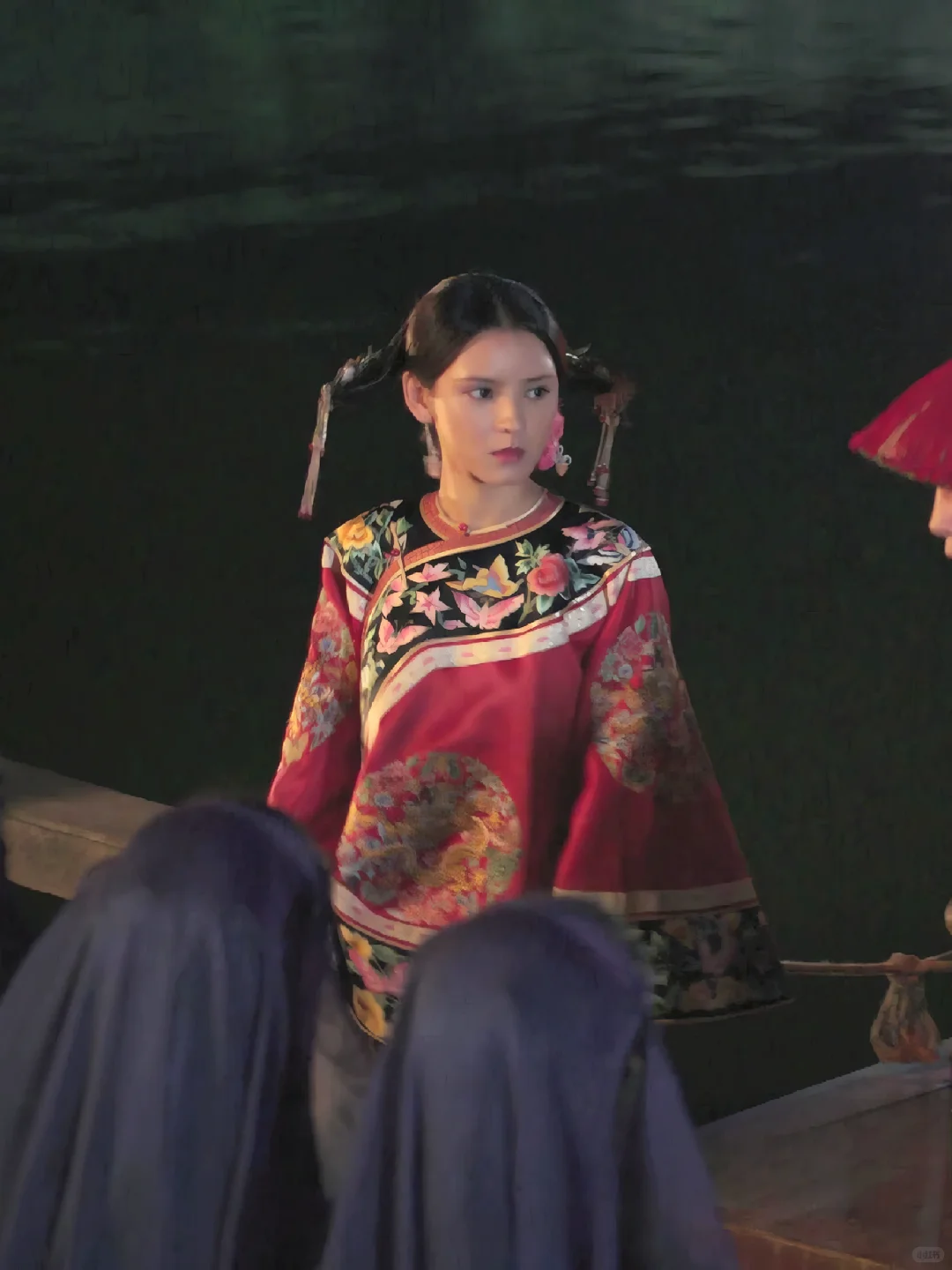 如懿传✘张予曦 水玲珑 ①深红团花汉女袄裙