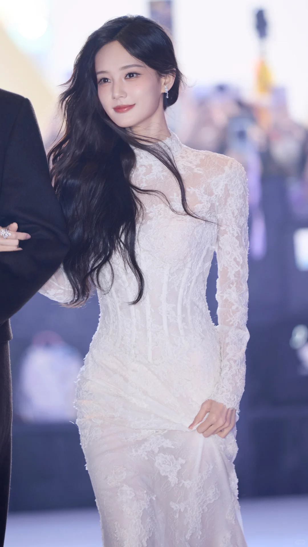 李一桐 蕾丝修身长裙，窈窕迷人！