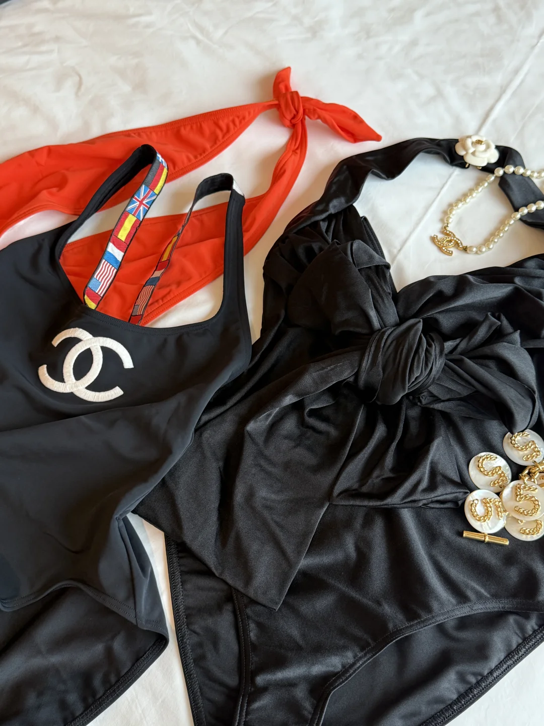 就应该多买泳衣呀🖤🤍🩷💙💜🧡💚