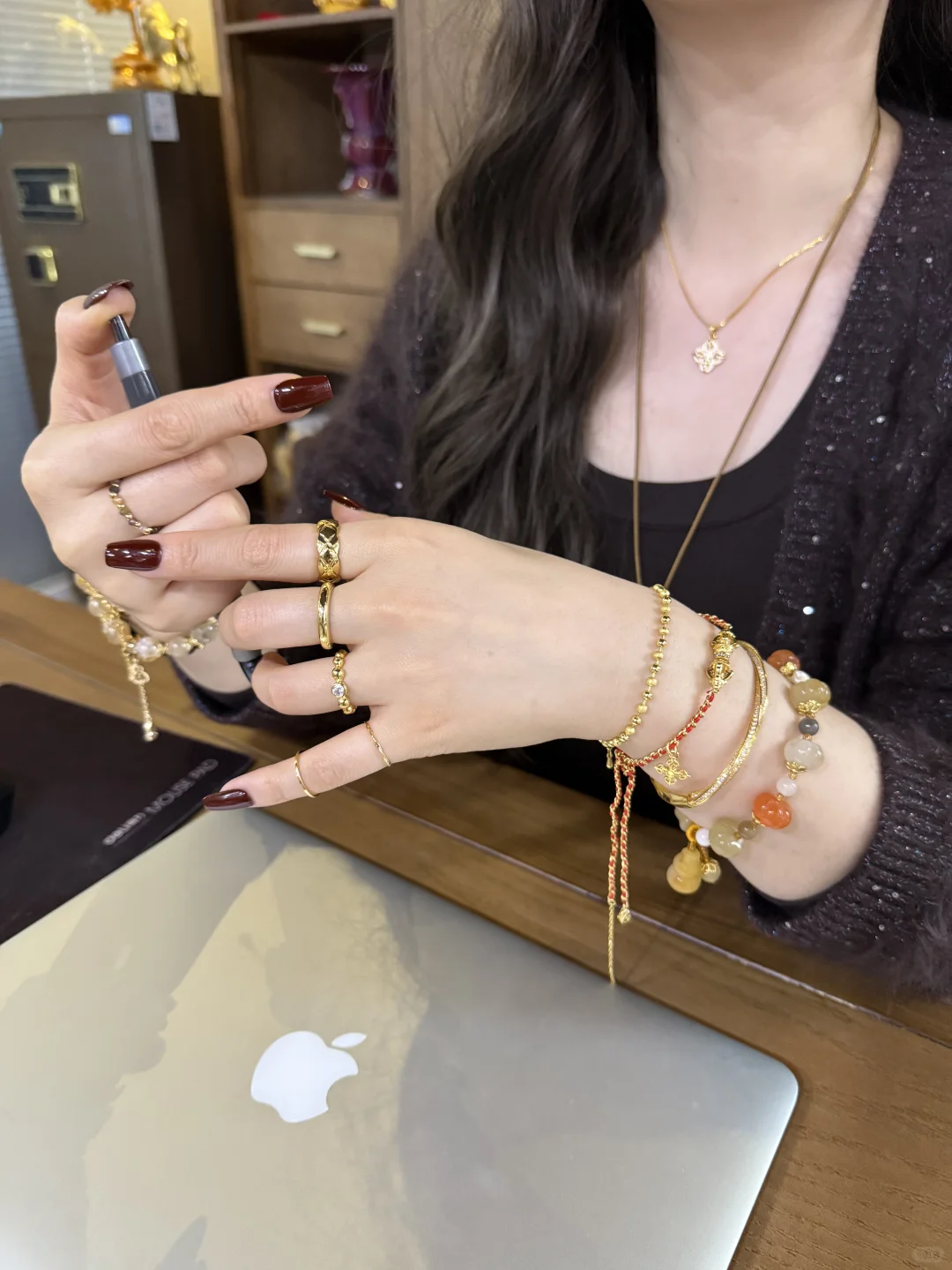 女老板说我太显眼了，这可怎么办？