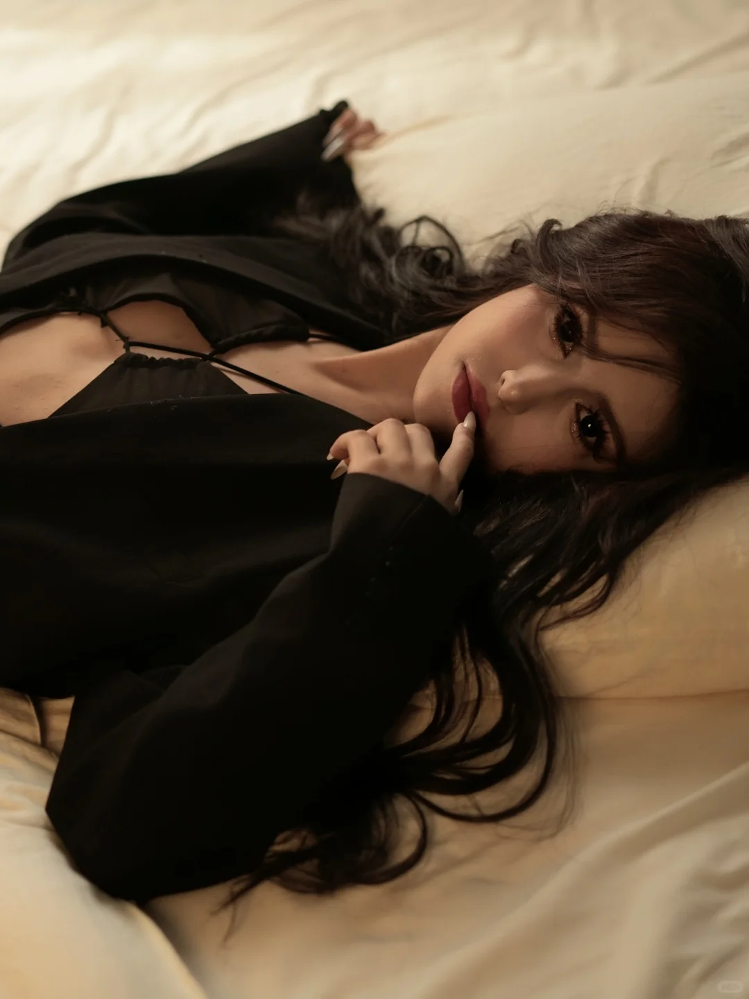 暗调卧室里丨黑丝与暖光交织出慵懒性感💫