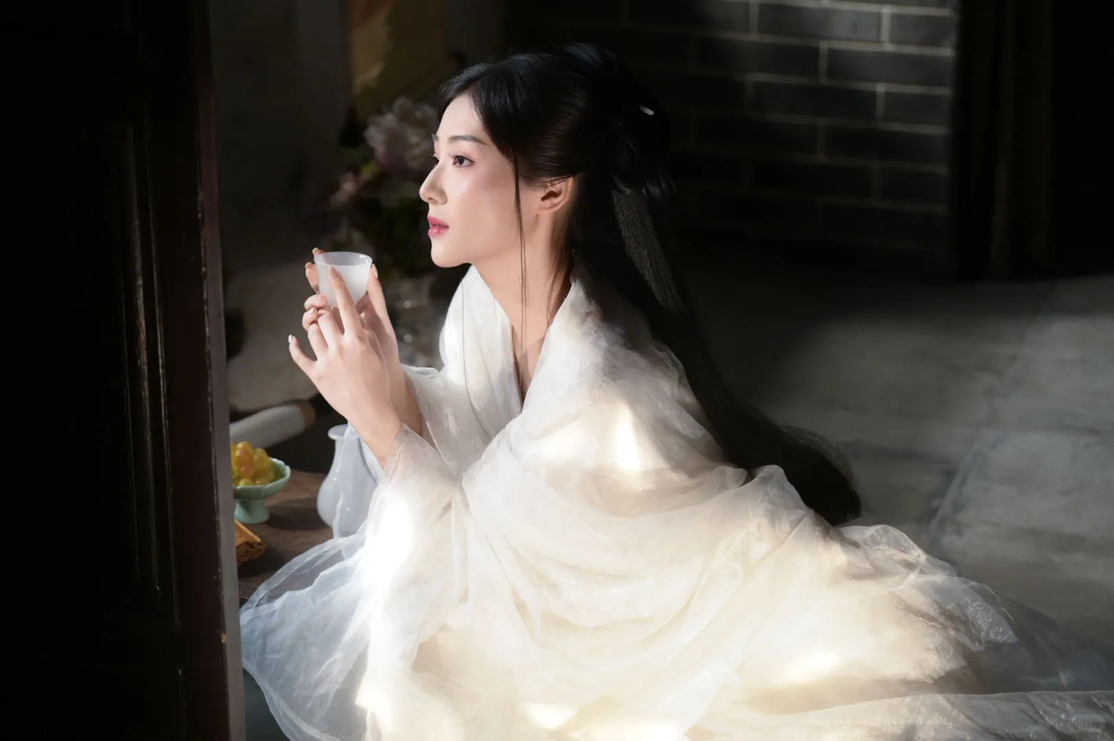 世事漫随流水，算来一梦浮生。