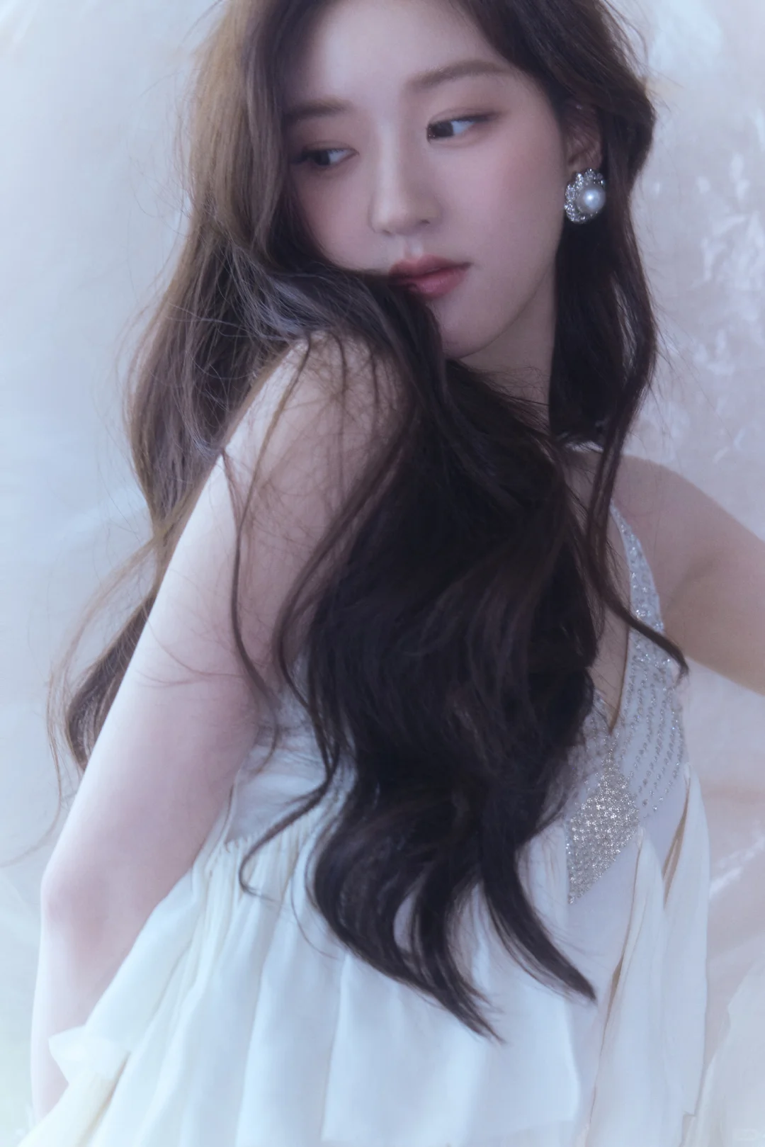 赵露思 碎钻吊带裙身材藏不住