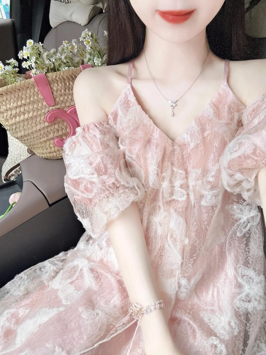 粉色露肩裙真的绝！显白又显瘦💃