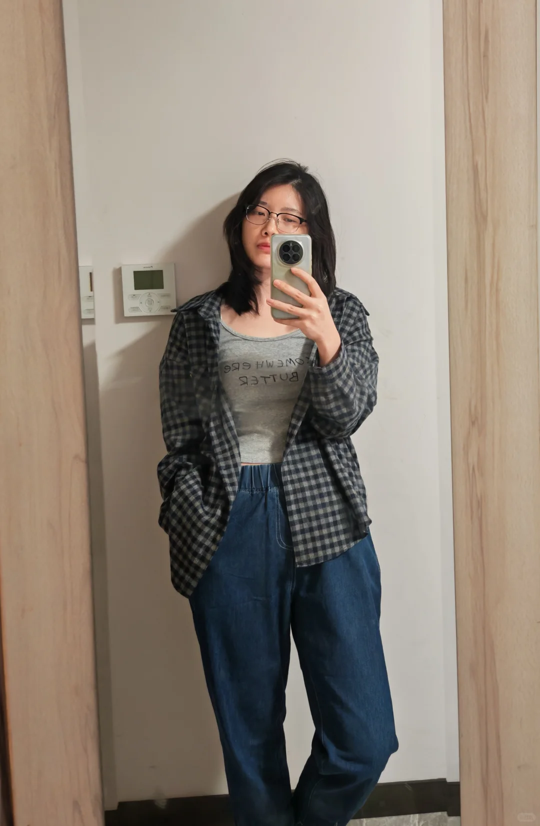 帮我看看，这个女的多少岁？