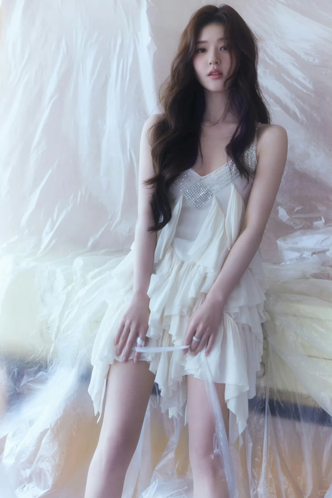 赵露思 碎钻吊带裙身材藏不住