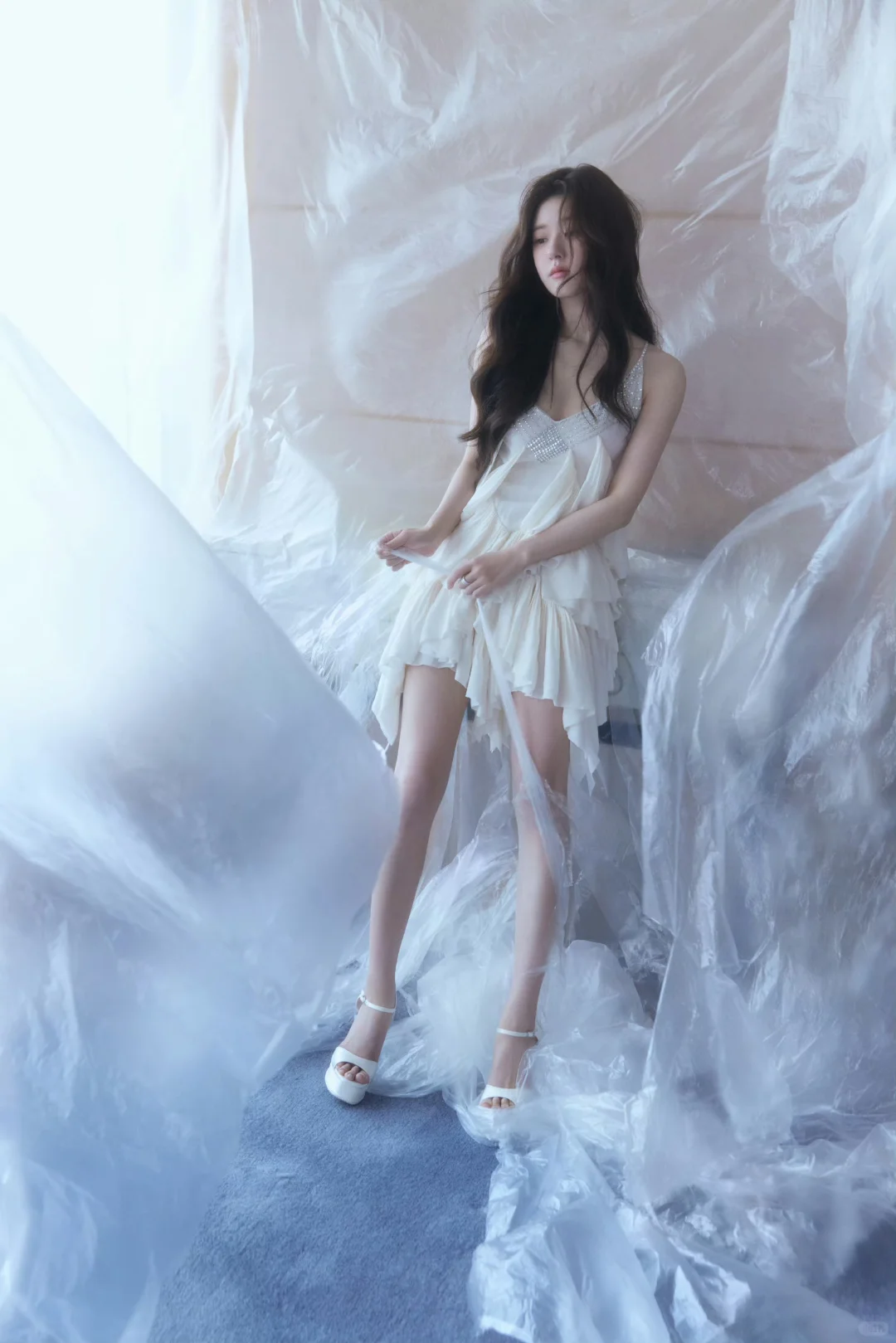 赵露思 碎钻吊带裙身材藏不住