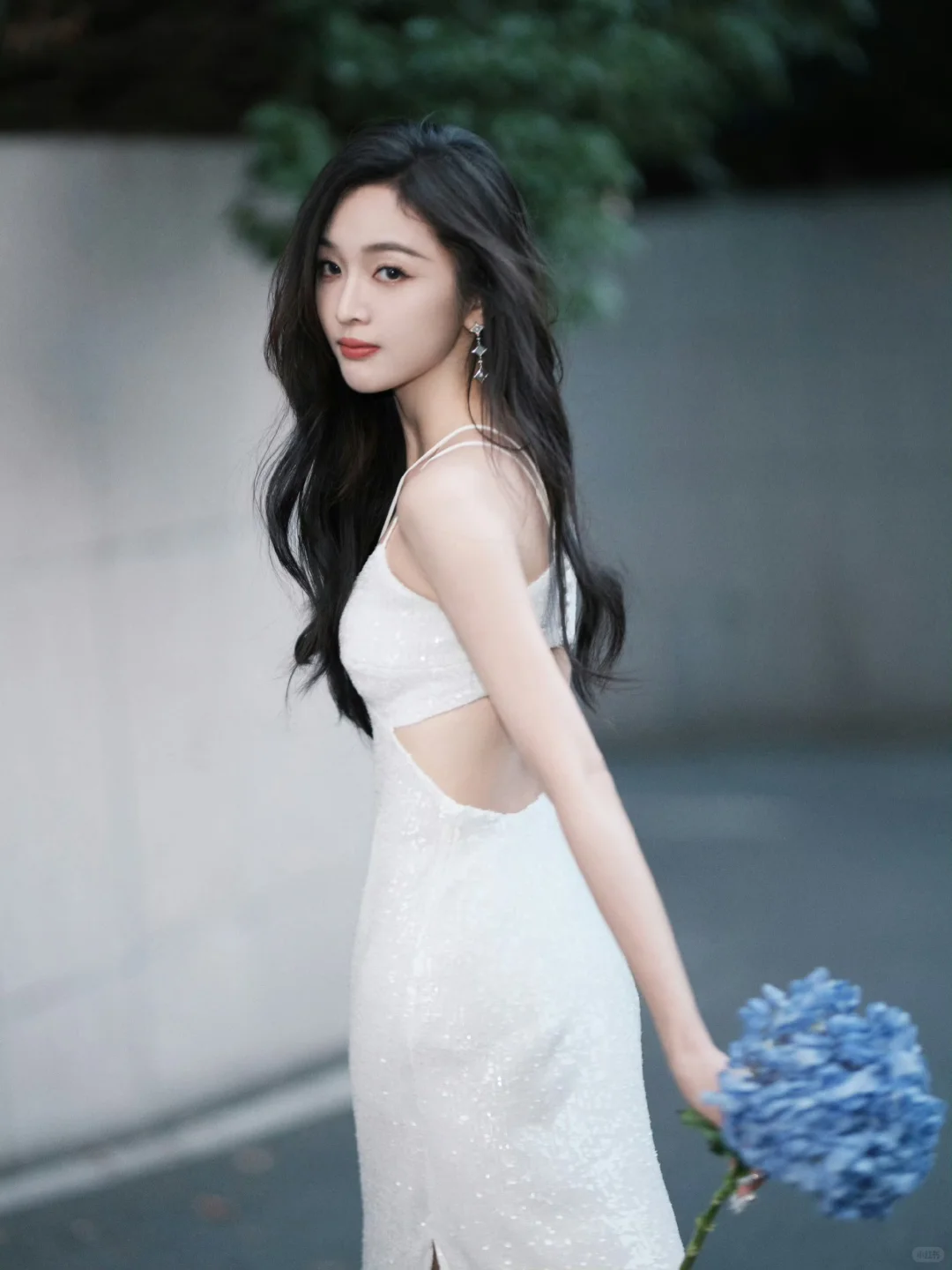 吴宣仪 露背掐腰甜欲身材