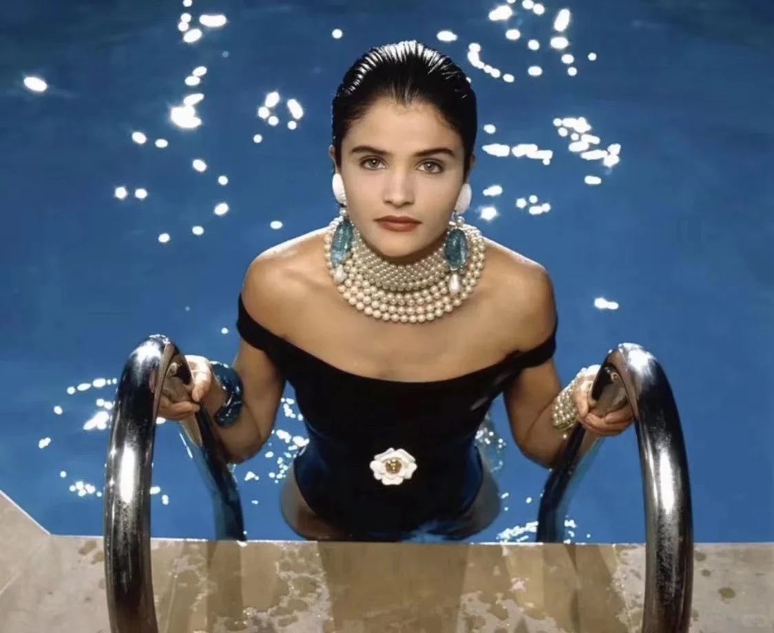 就应该多买泳衣呀🖤🤍🩷💙💜🧡💚