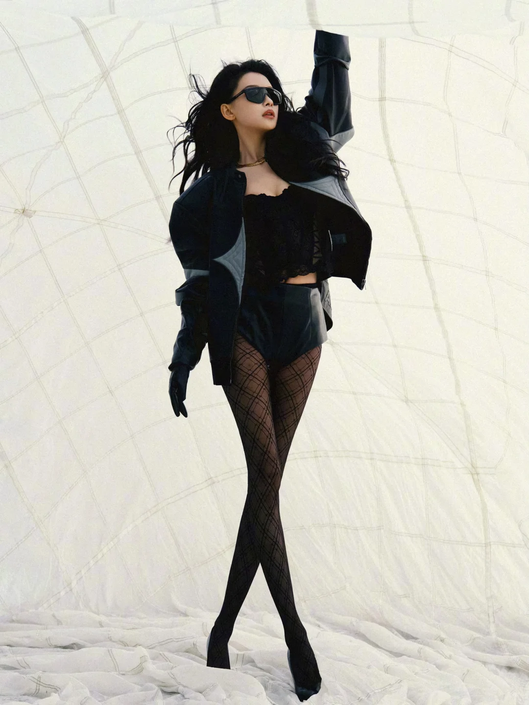 女明星孙怡黑色蕾丝方格超薄渔网丝袜写真