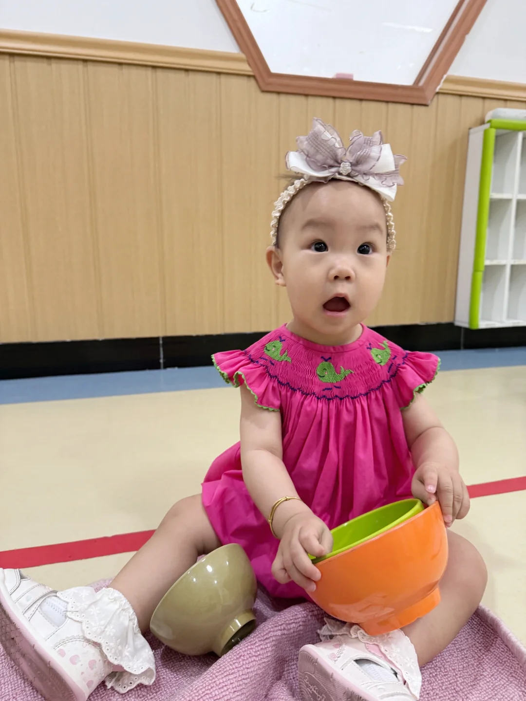 没有头发的一岁小女宝也能穿上漂亮的小裙子