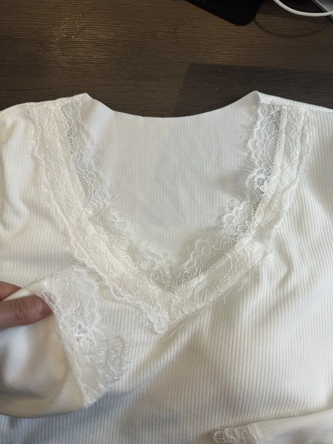 谁懂啊！这件蕾丝打底衫也太好看了吧～