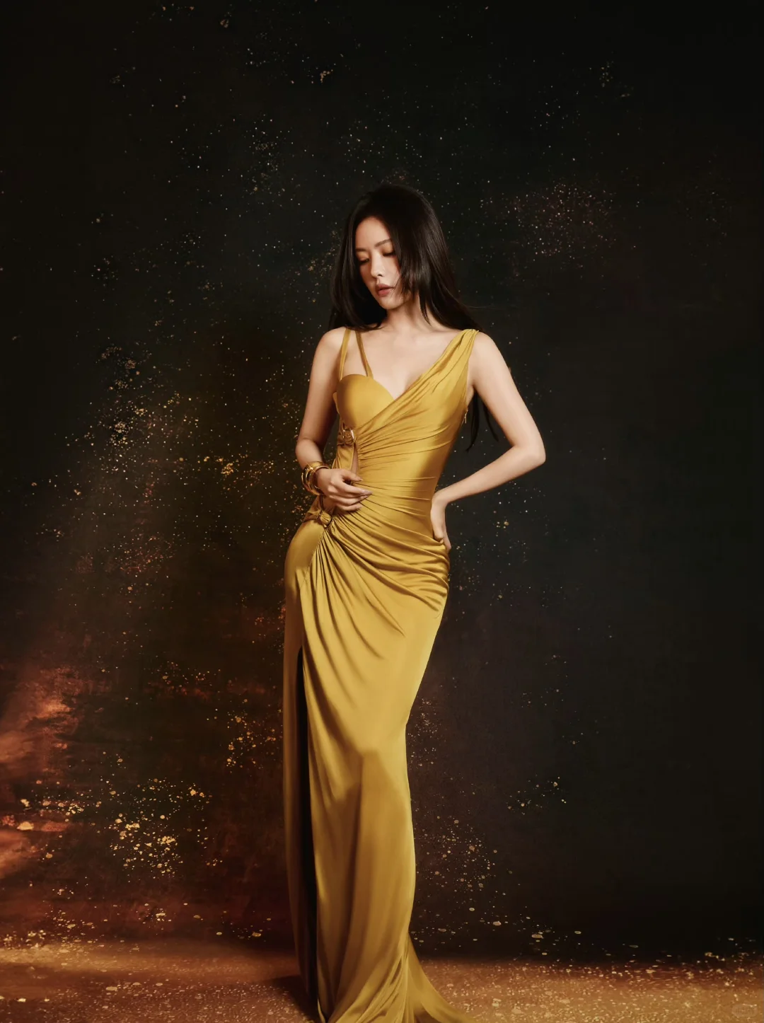 蔡文静一眼就惊艳的金色礼服照🔥