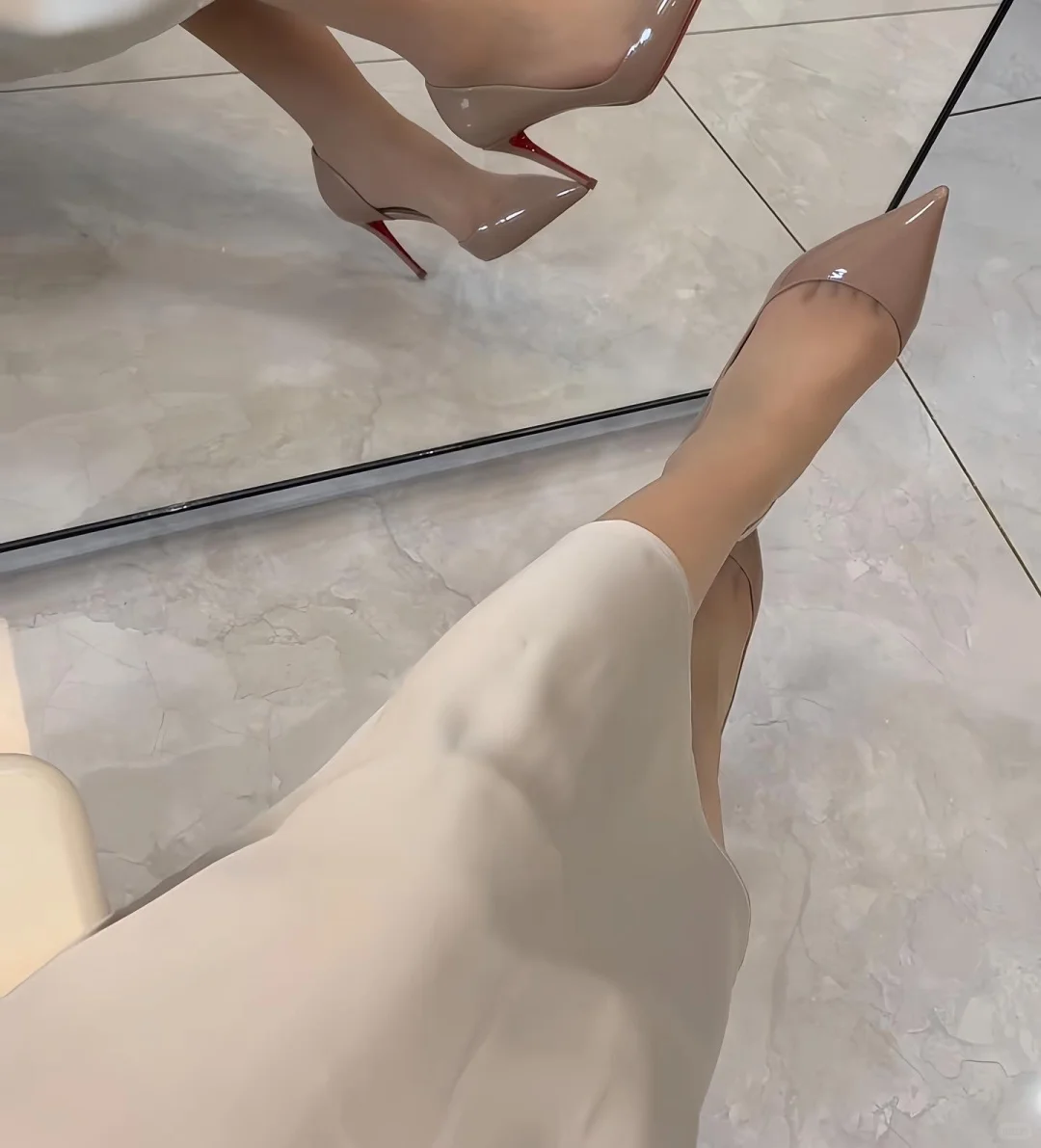 左滑上身？许久不见的醋酸裙，浅色系穿搭