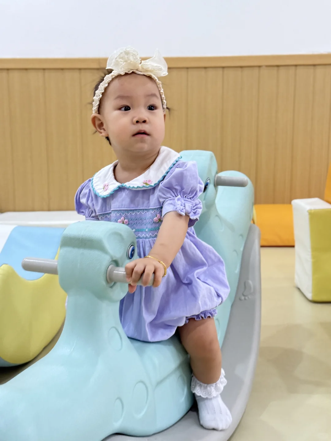 没有头发的一岁小女宝也能穿上漂亮的小裙子