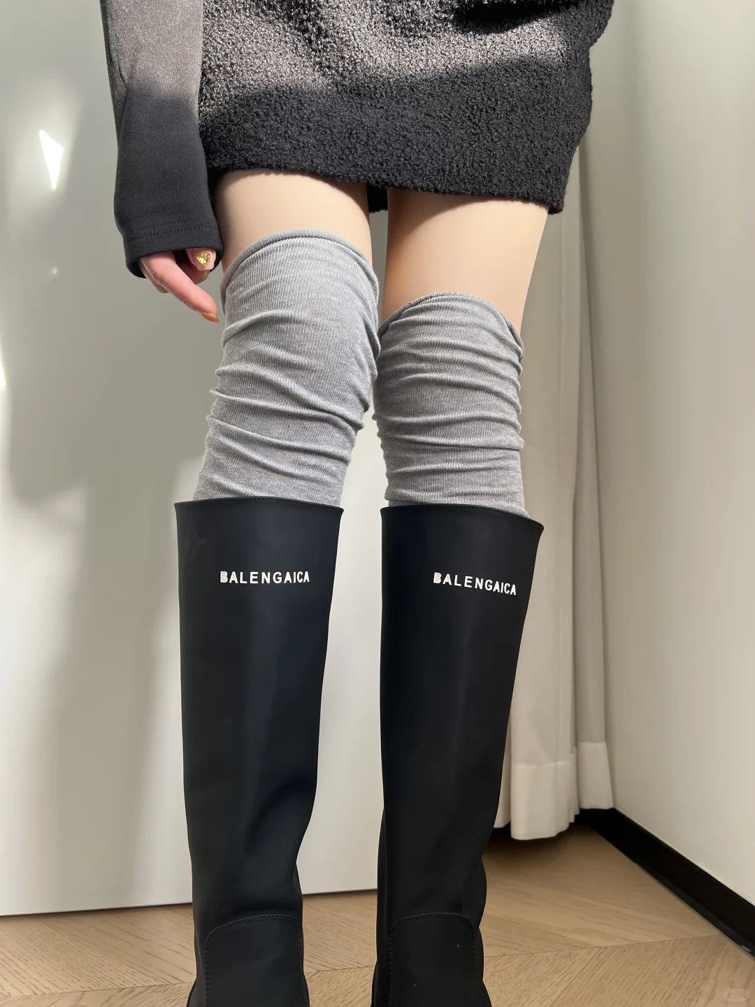 没有女孩子会拒绝的过膝袜搭配靴子太时髦了