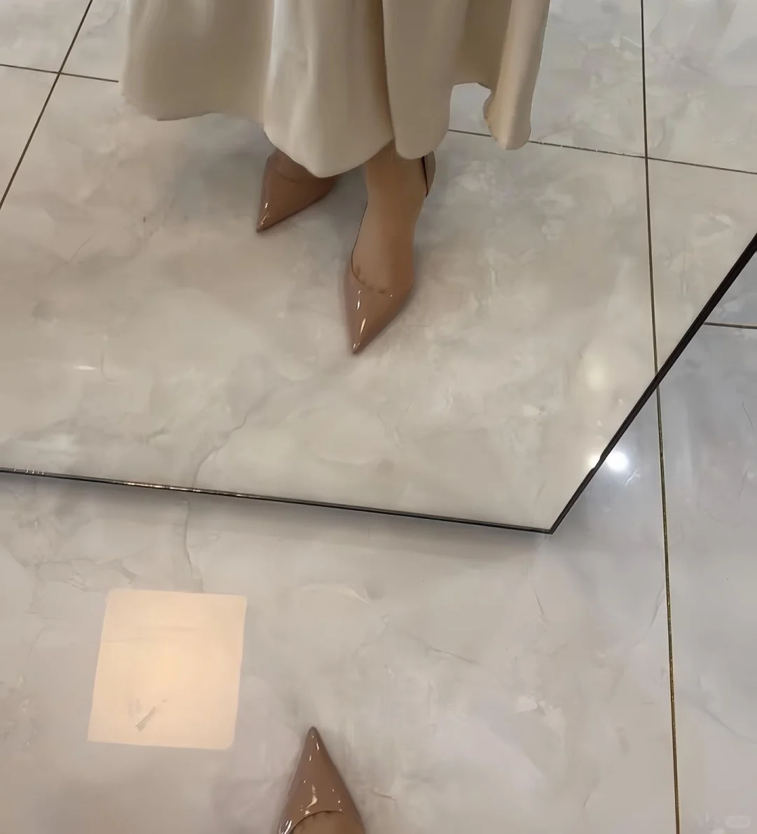 左滑上身？许久不见的醋酸裙，浅色系穿搭