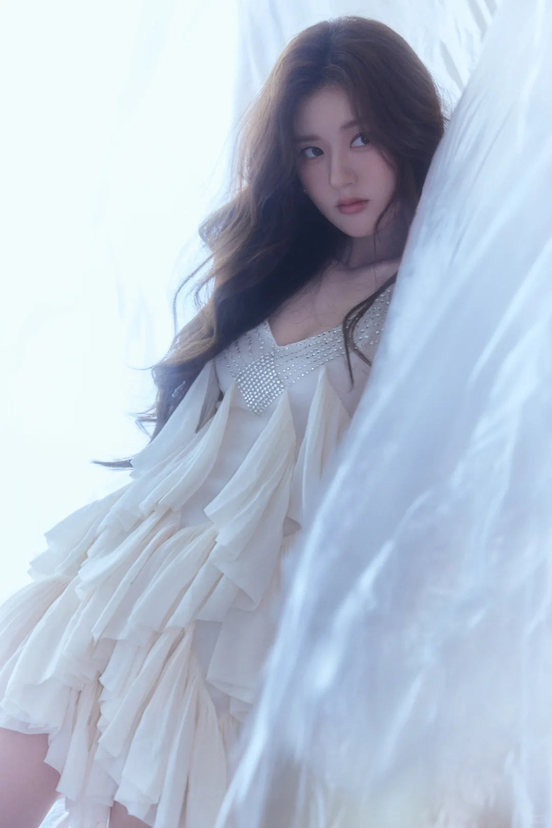 赵露思 碎钻吊带裙身材藏不住