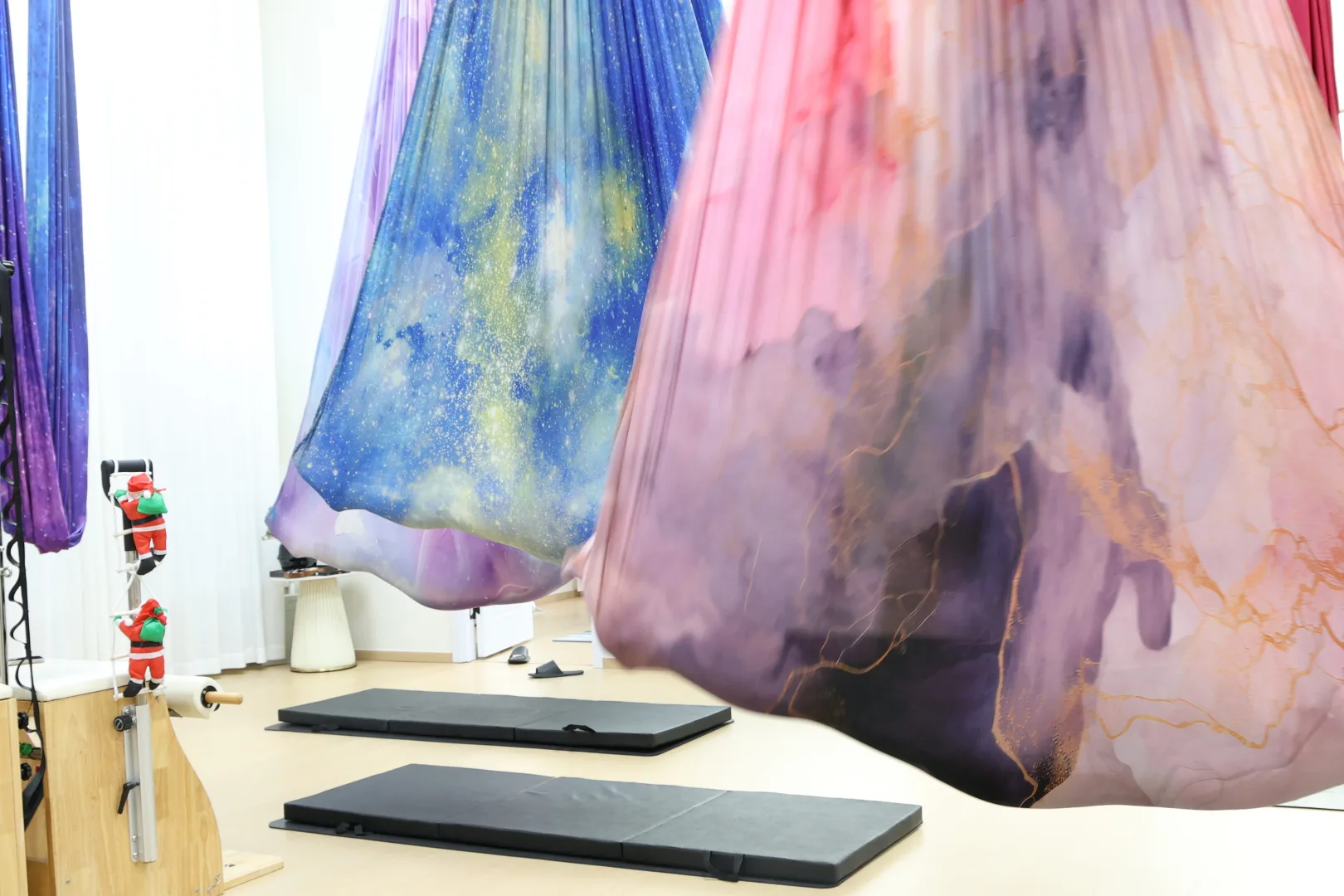 【空中瑜伽初体验：把压力吊在半空中】