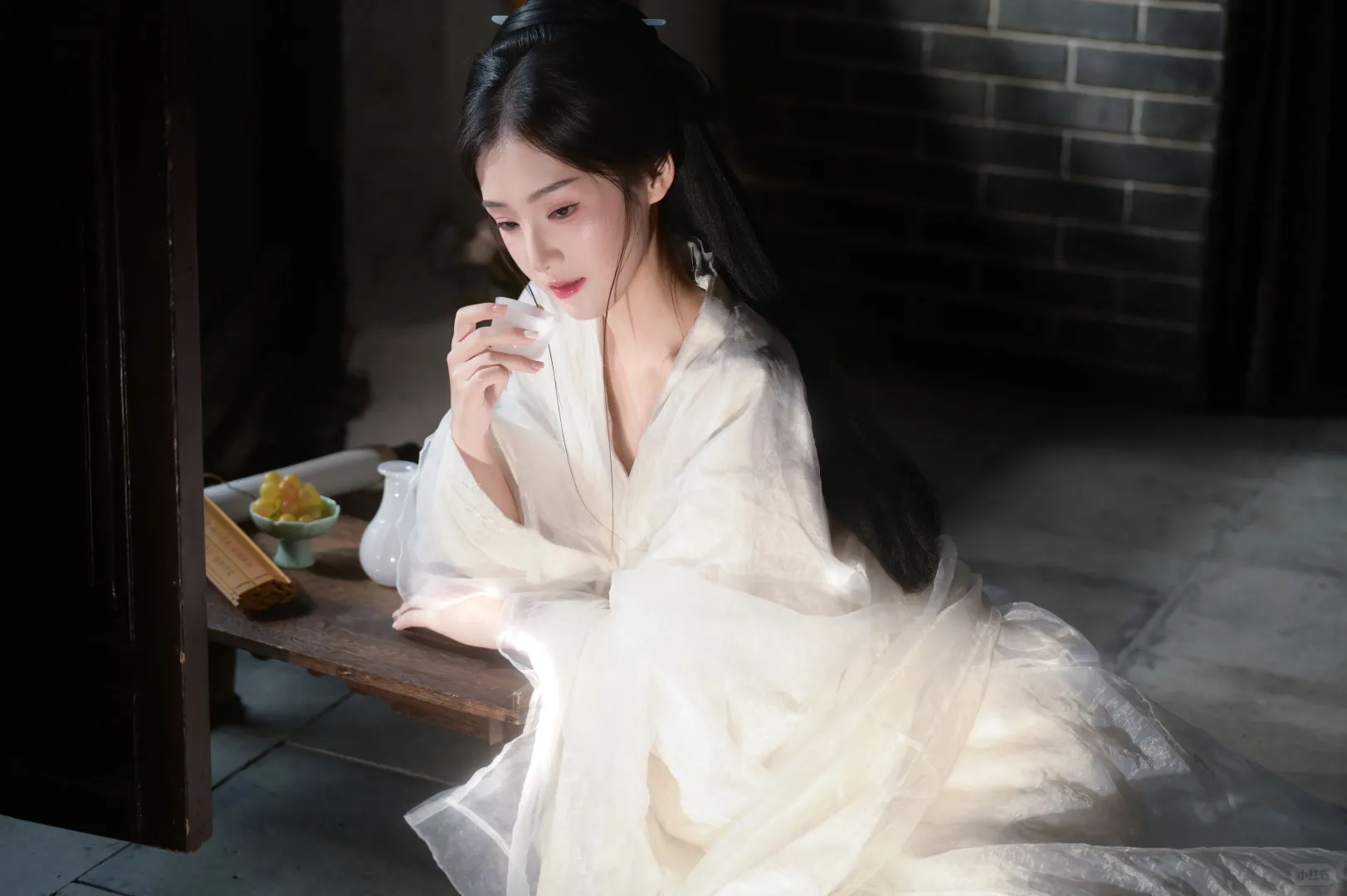 世事漫随流水，算来一梦浮生。