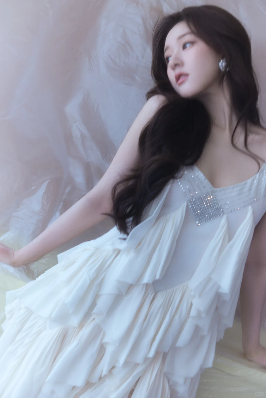 赵露思 碎钻吊带裙身材藏不住