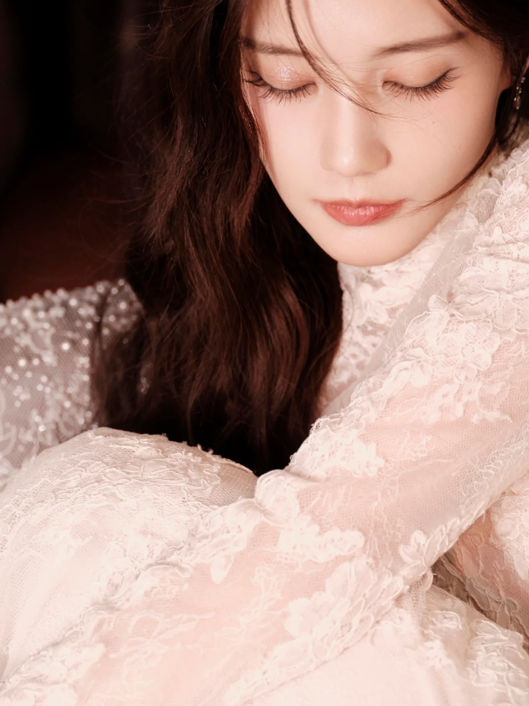 李一桐 蕾丝修身长裙，窈窕迷人！