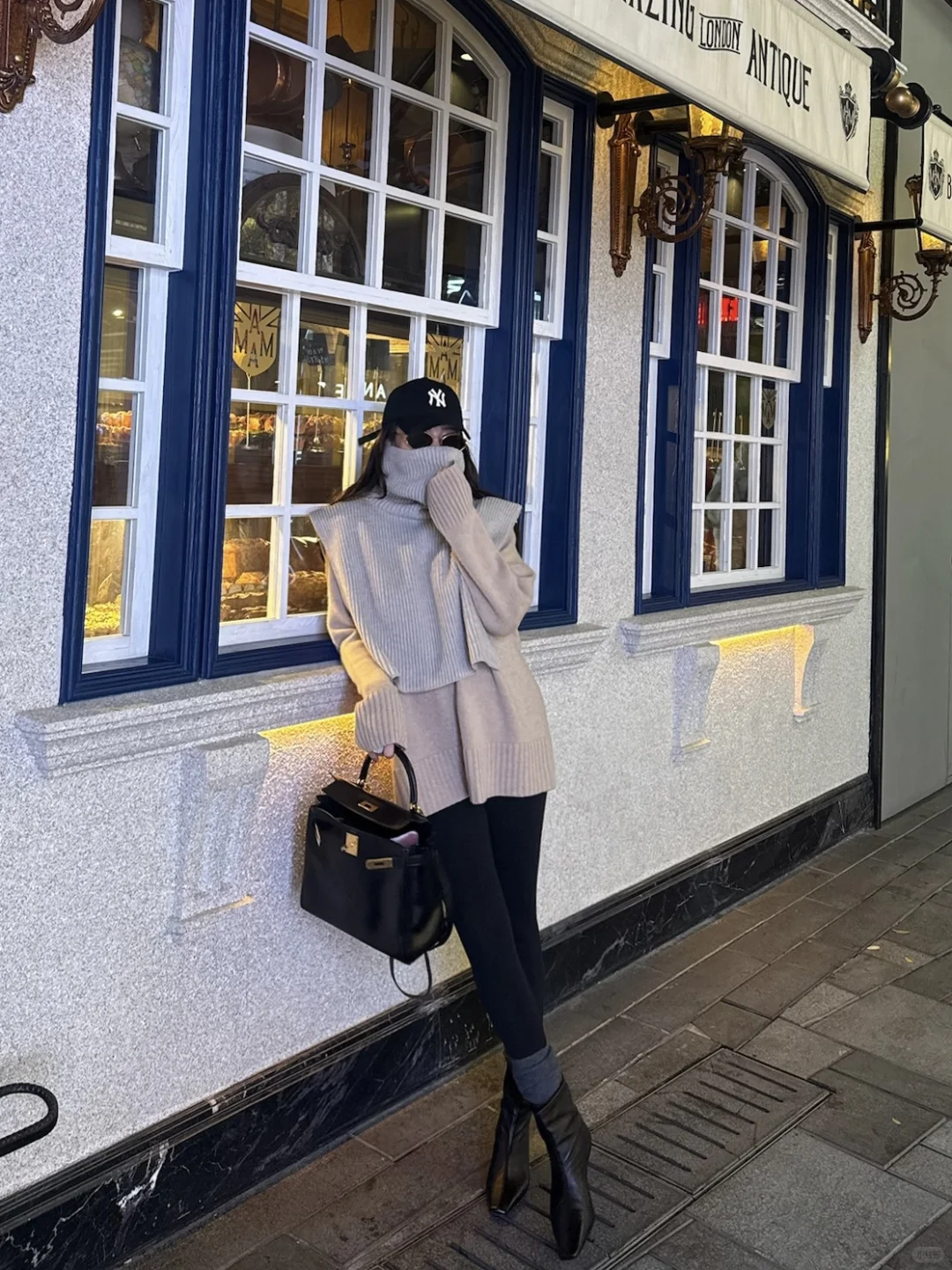 暖光，落叶，甜品🍮和鲜花