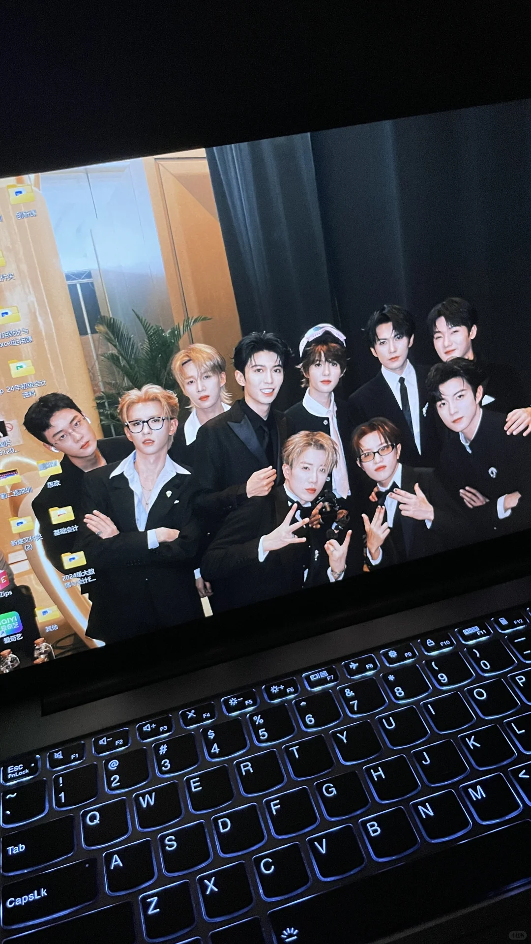 十个勤天壁纸 我就这样抱着电脑看n遍