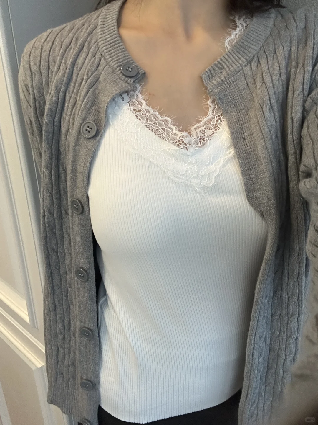 谁懂啊！这件蕾丝打底衫也太好看了吧～