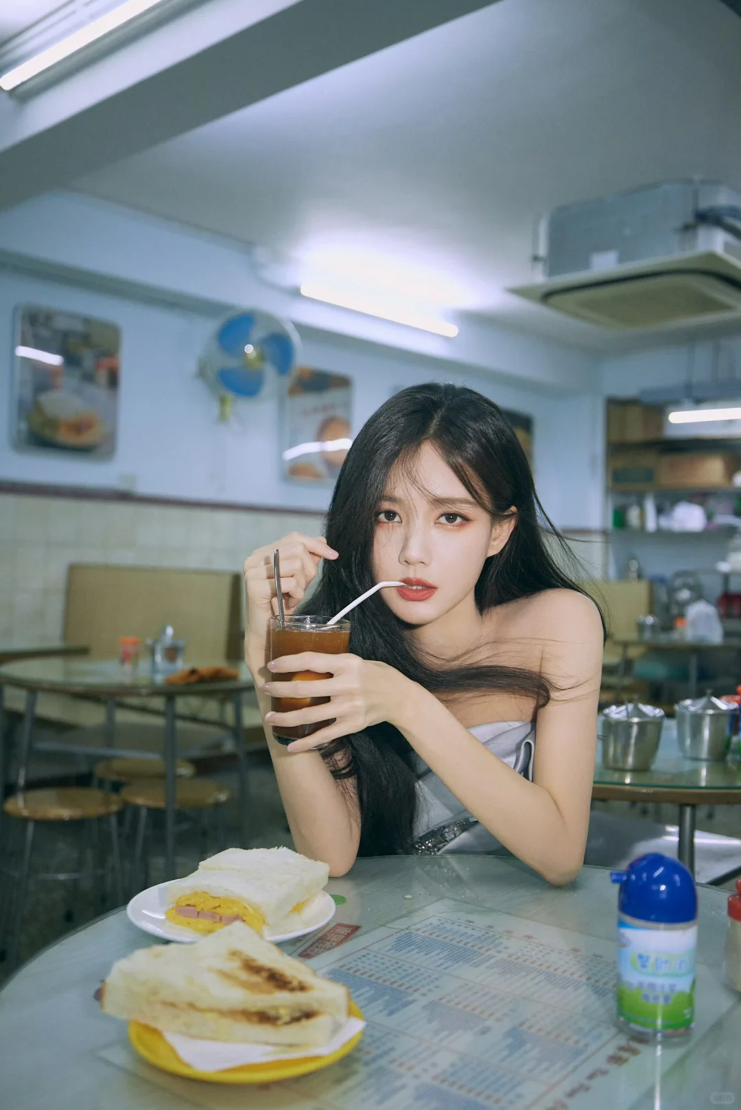 李一桐 闪钻露背裙勾出好身材