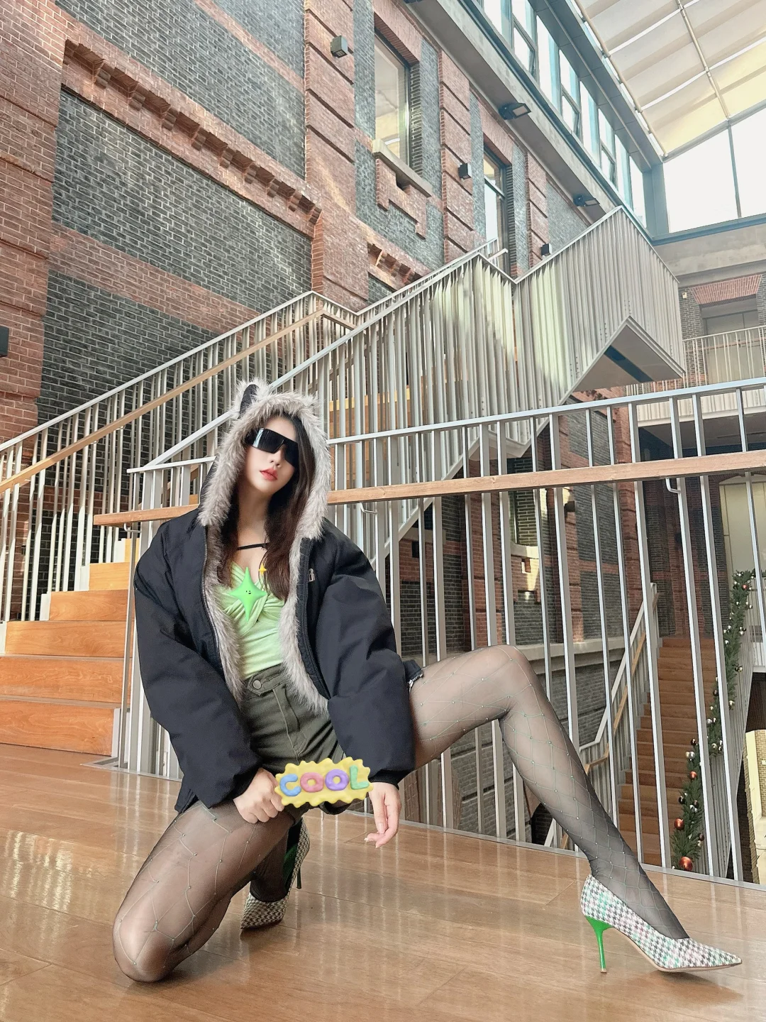 这一套真的酷🆒配上蹲姿腿长又飒爽！