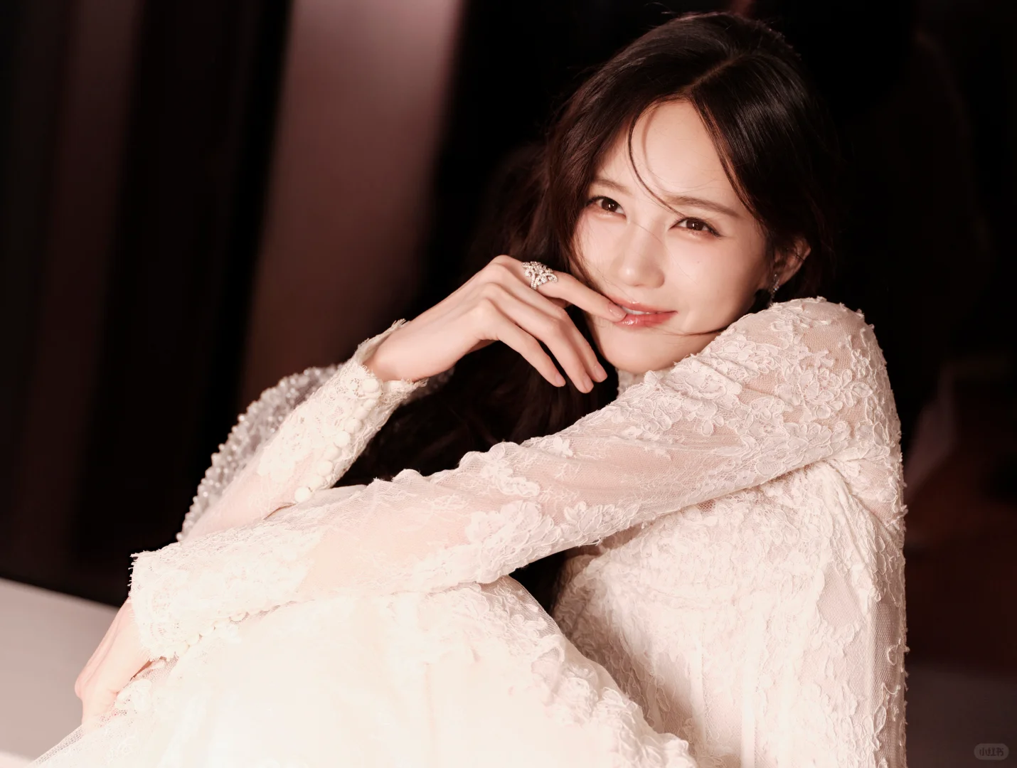 李一桐 蕾丝修身长裙，窈窕迷人！