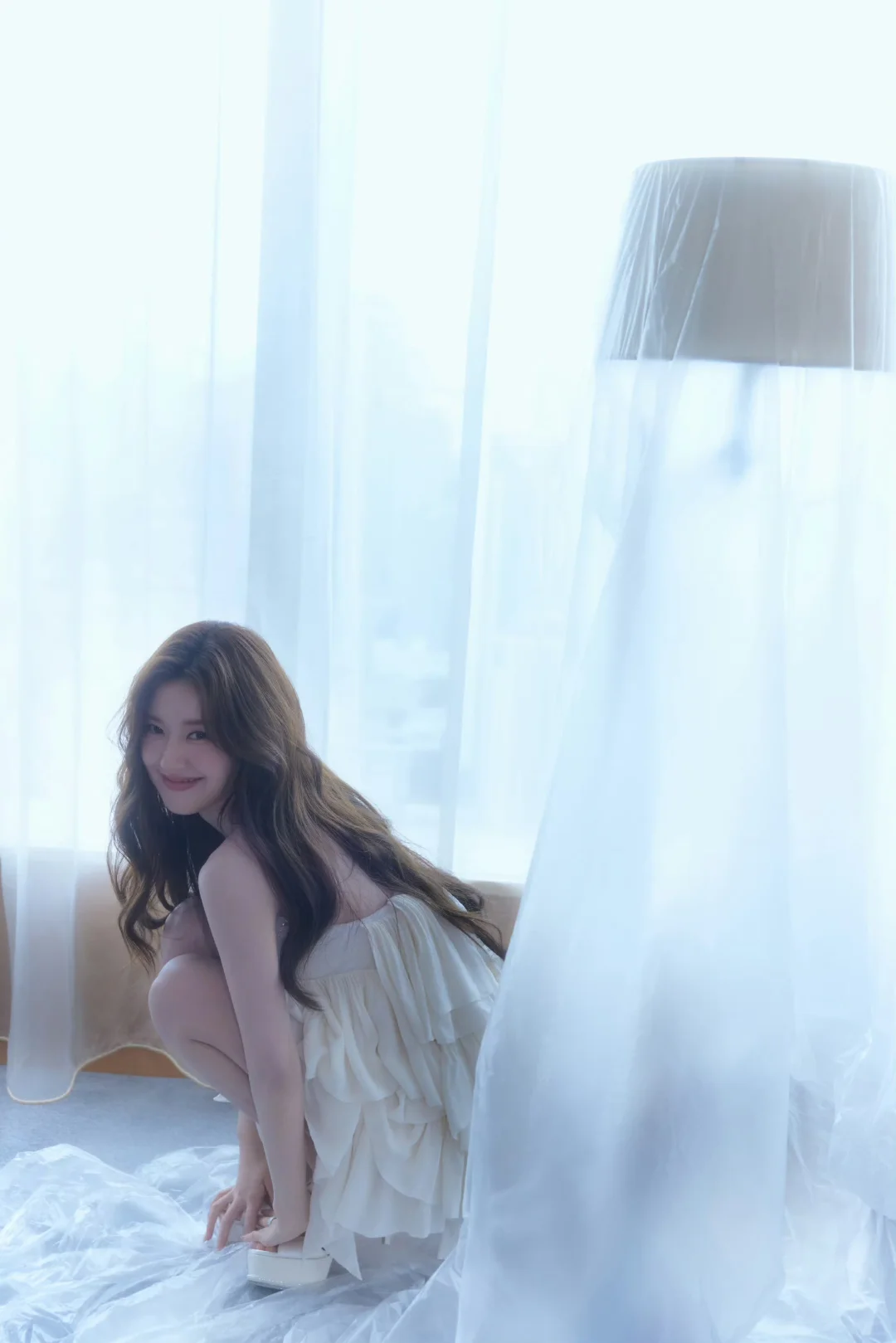 赵露思 碎钻吊带裙身材藏不住