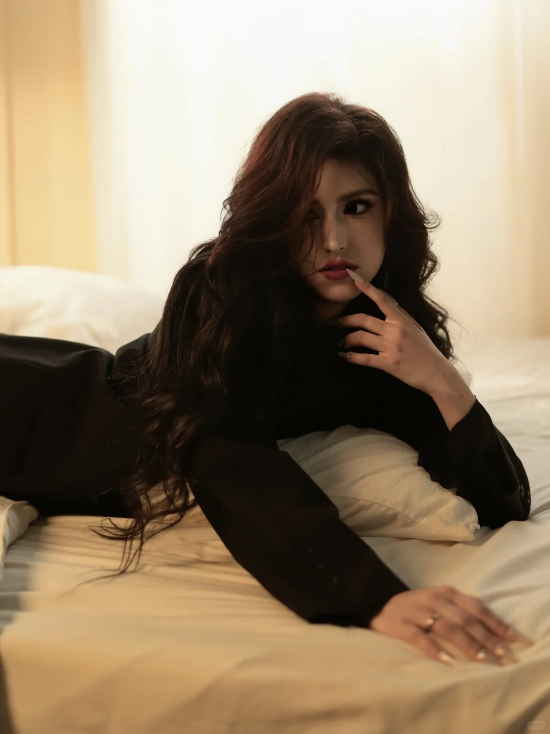 暗调卧室里丨黑丝与暖光交织出慵懒性感💫