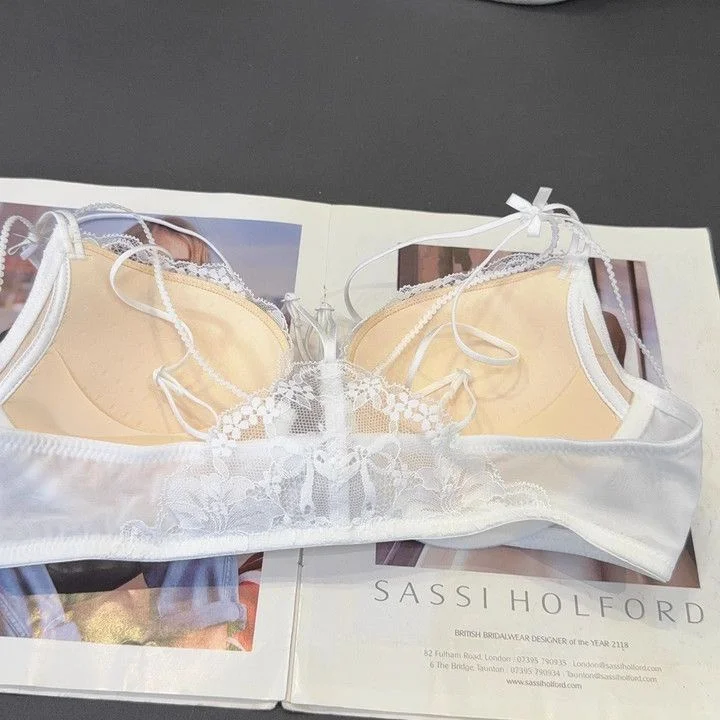 蕾丝控狂喜！3色“氛围感内衣”，软到像被云朵