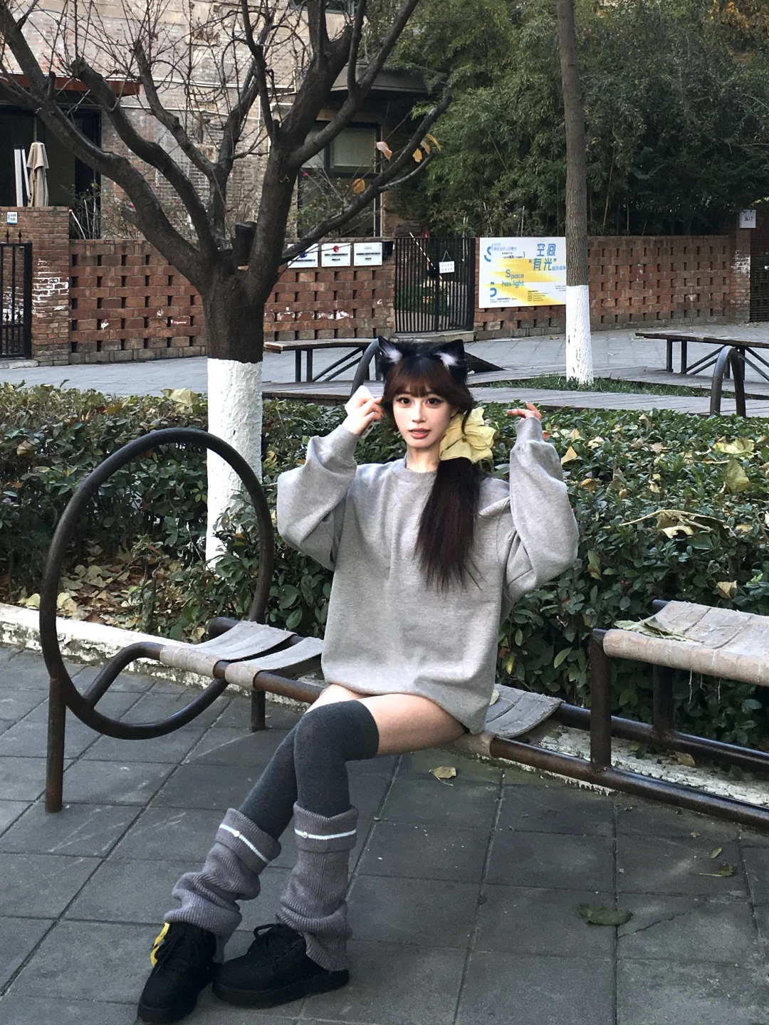 🇰🇷韩女穿搭｜灰色卫衣➕过膝袜好慵懒！