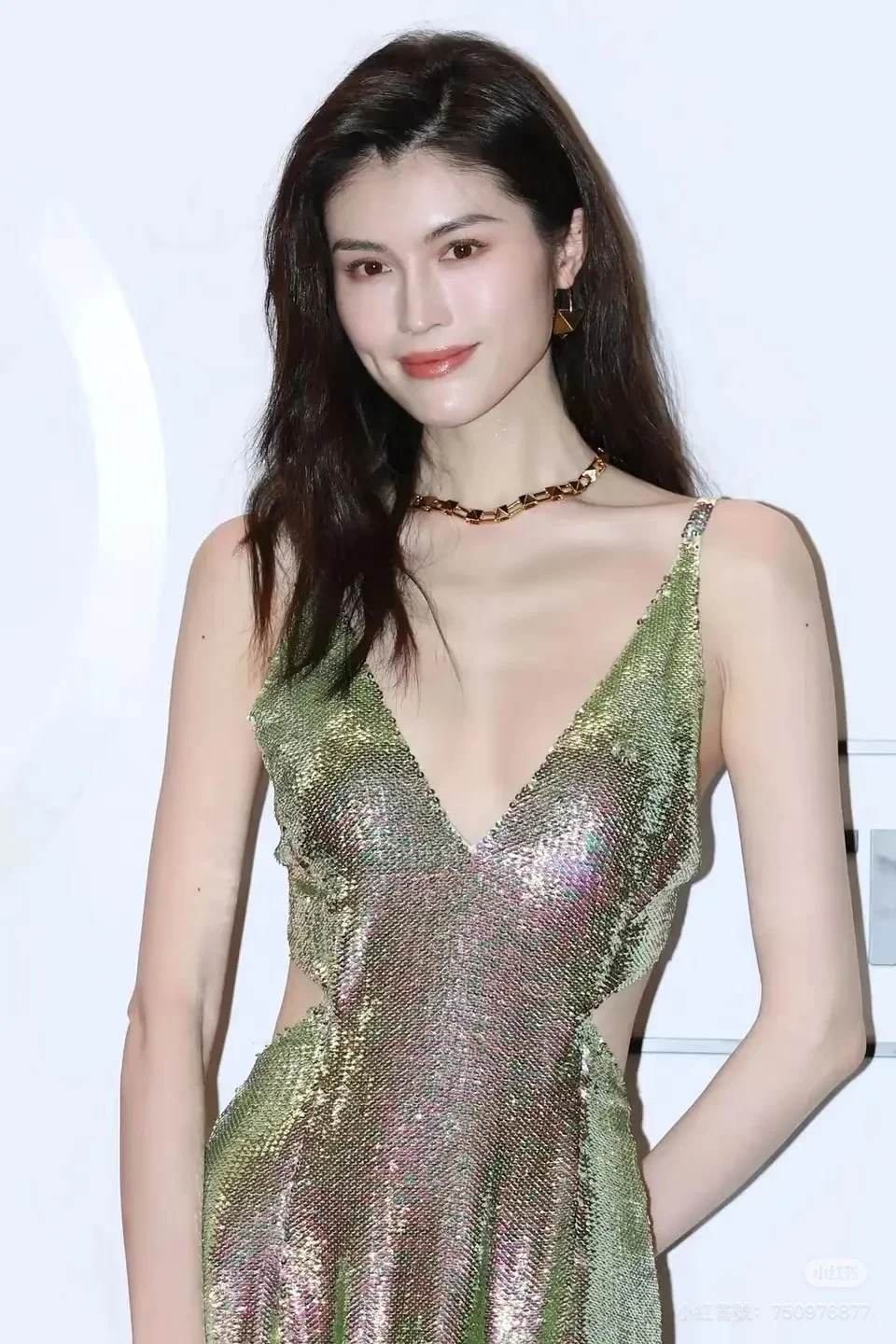 逆光飞翔：何穗，从“泳池弃儿”到国际超模