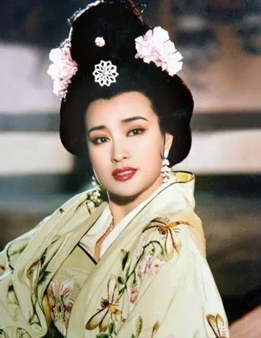 71岁刘晓庆演少女❗她为啥不肯服老？？