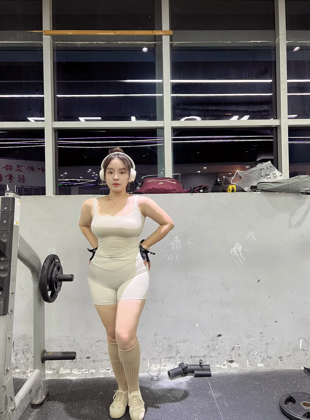 迎风而上飞翔的鸟