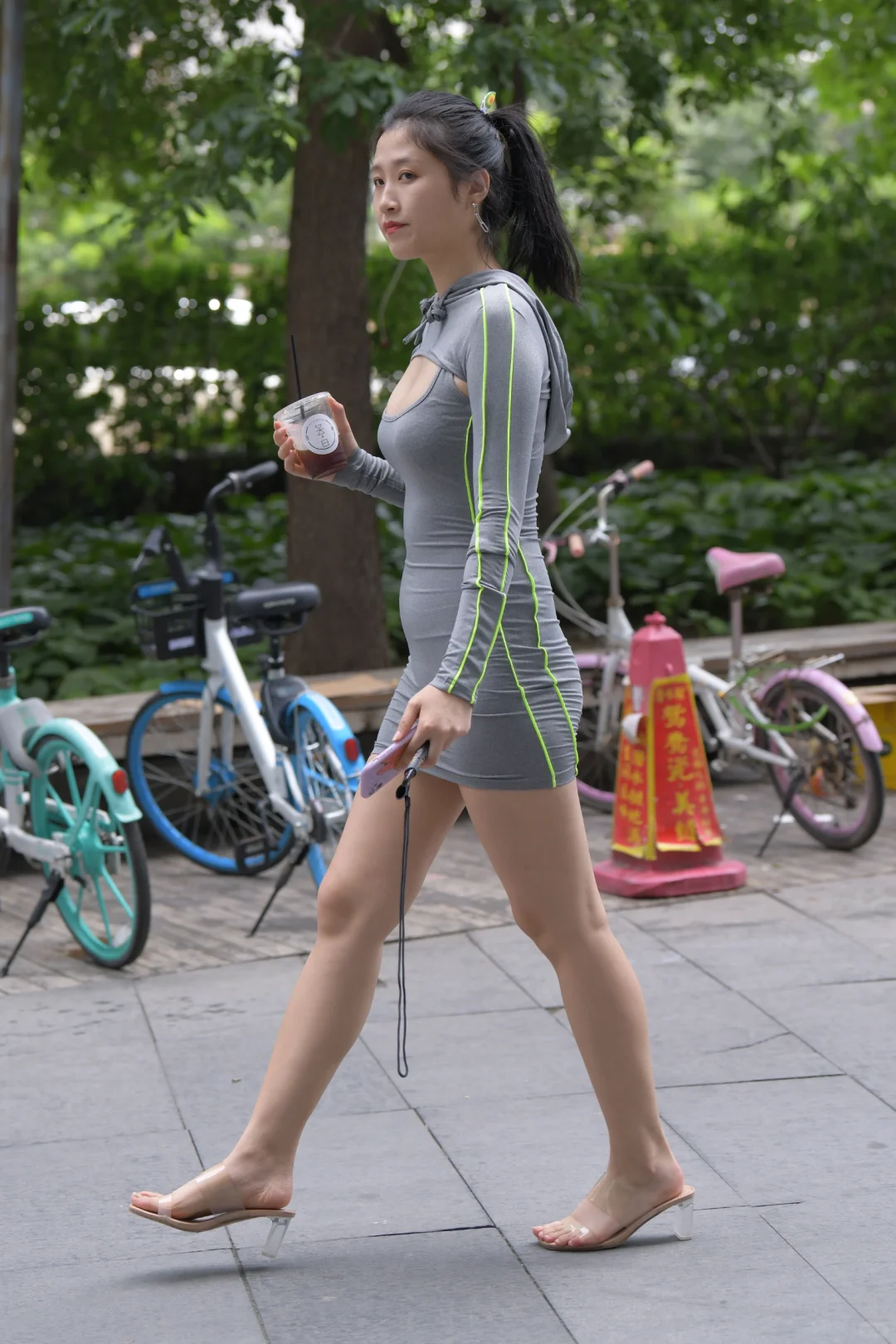 街拍：运动风美女、运动服穿搭