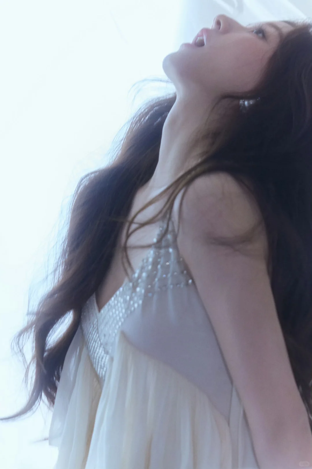 赵露思 碎钻吊带裙身材藏不住