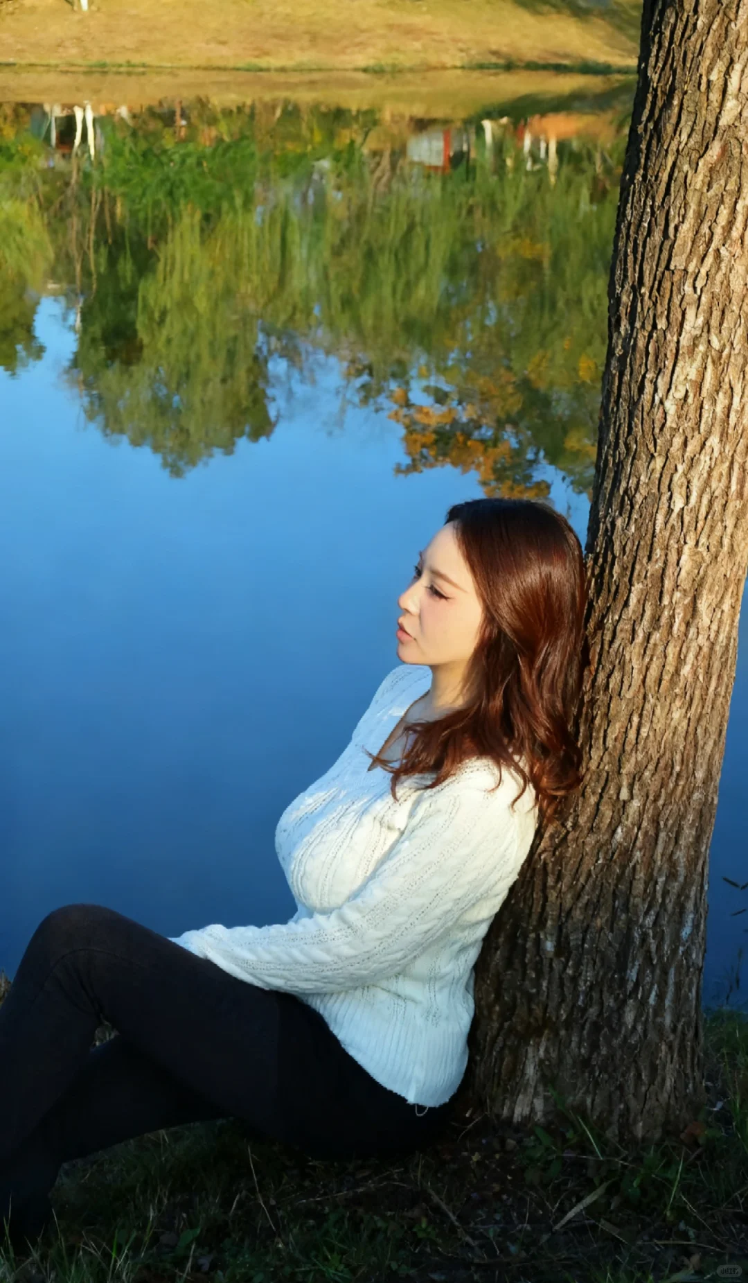 光落在她身上，晚霞染红了她的发梢