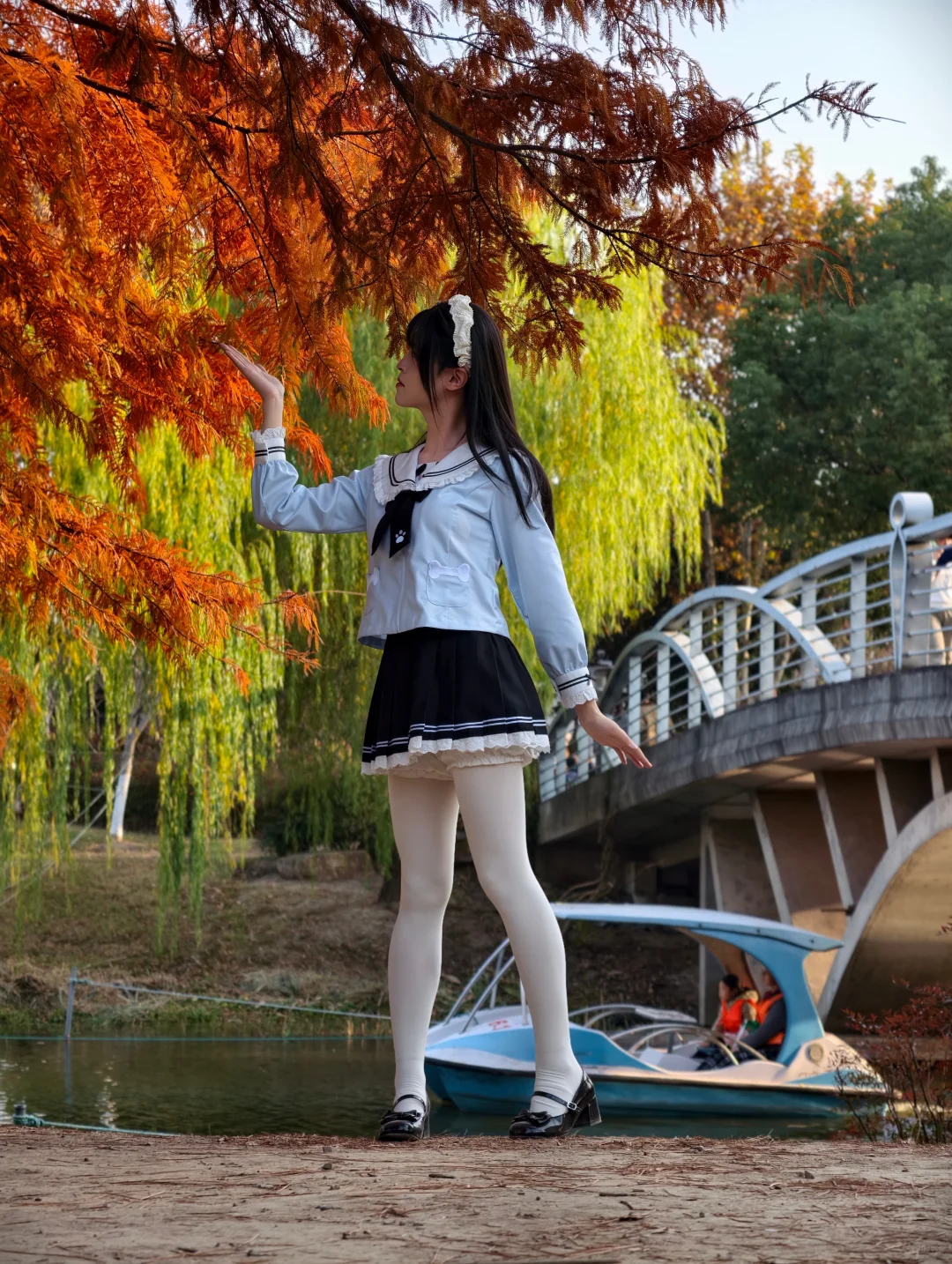 小男孩的秋日水手服写真