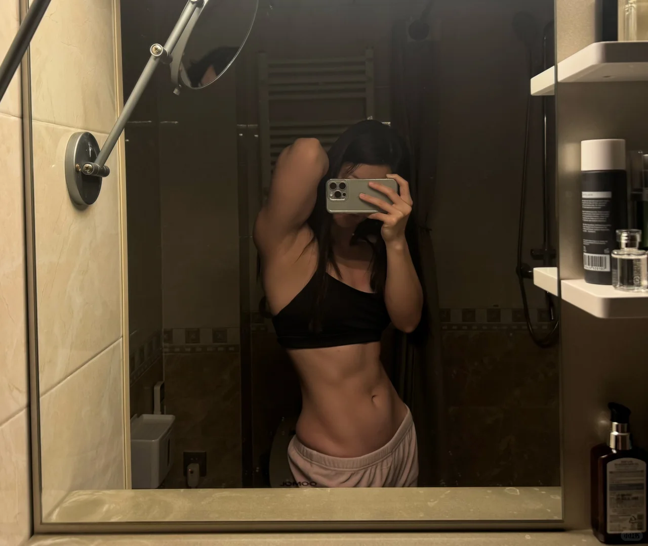 肌肉女士，不变的时间，不变的衣服