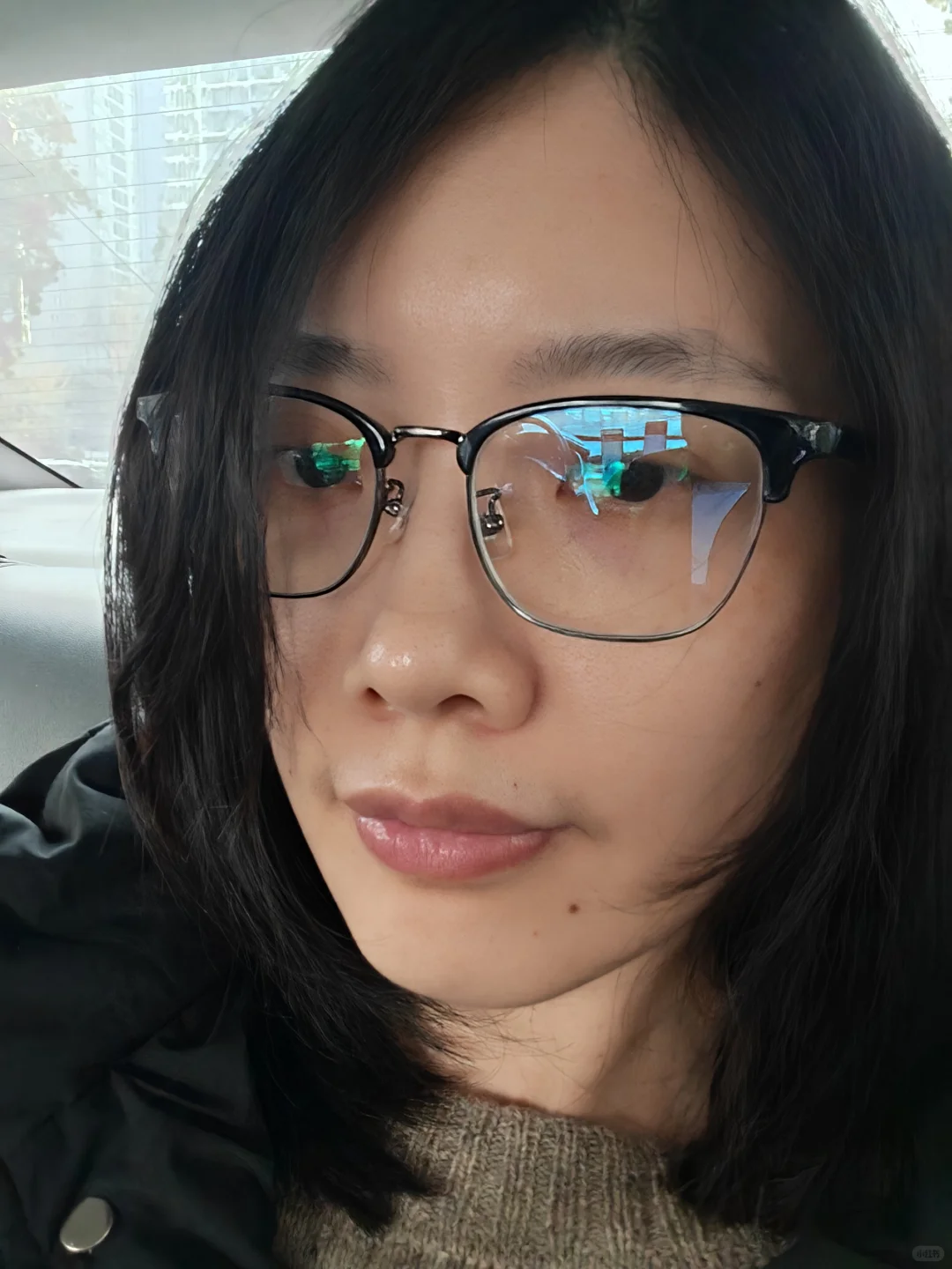 帮我看看，这个女的多少岁？