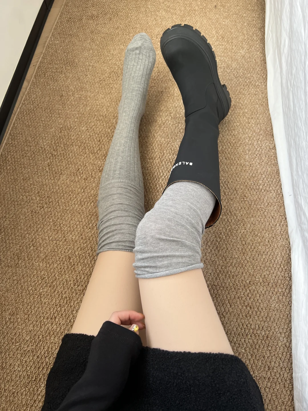 没有女孩子会拒绝的过膝袜搭配靴子太时髦了