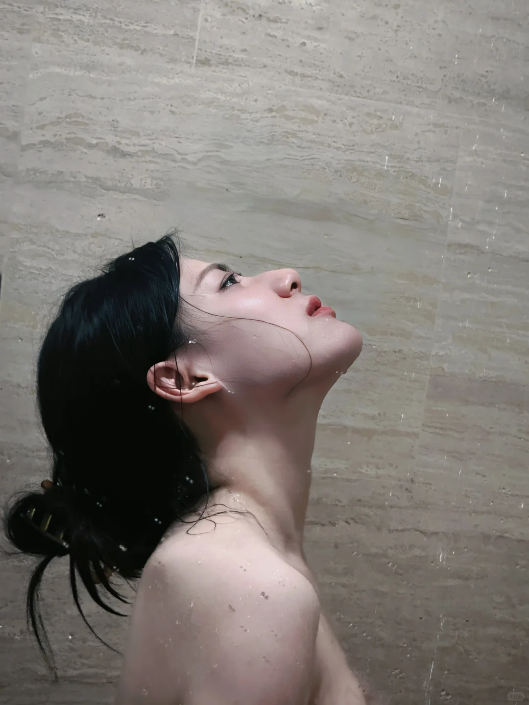 在淋浴间拍到了人生照片🚿