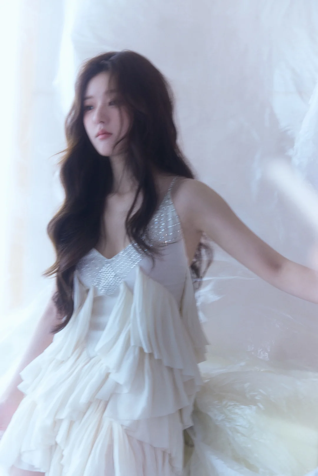 赵露思 碎钻吊带裙身材藏不住